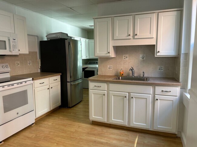 Building Photo - Beautiful 3 Bedroom, 1.5 Bath *2 Car Detac...