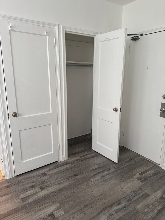 Building Photo - Studio, 1 bathroom apartment ready for move in!