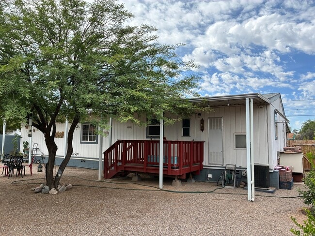 Building Photo - 526 W Pelaar Dr