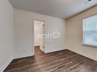 Building Photo - 618 E Lionel Rd