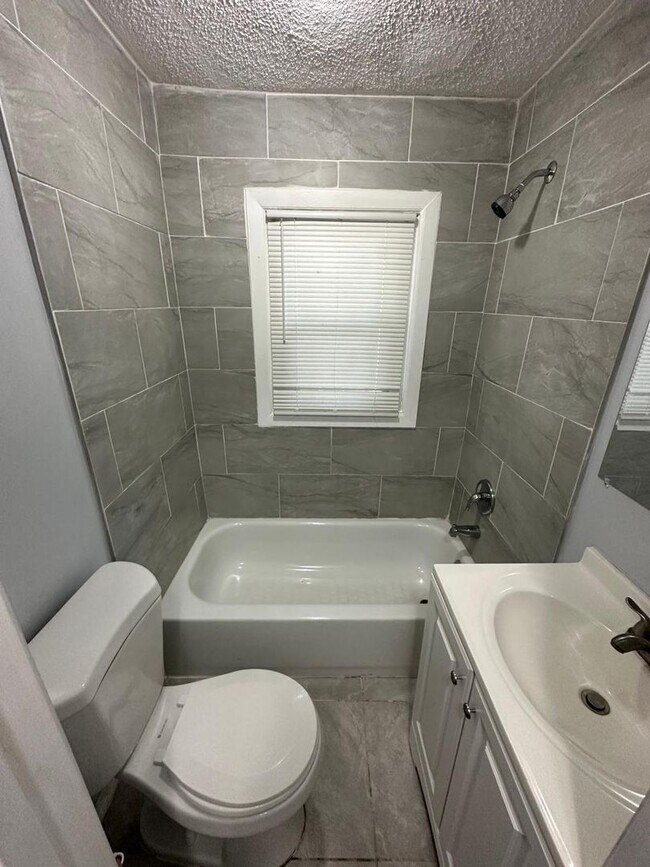 Building Photo - Fully Renovated 2/1 Single Family Available Now!