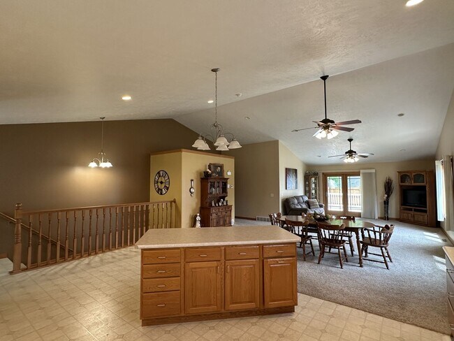 Building Photo - Spacious 3 Bed / 3 Bath Duplex in Sanborn, IA