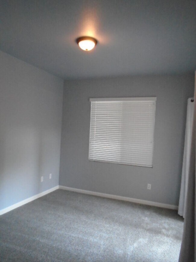 Building Photo - BEAUTIFUL WHITNEY OAKS HOME WITH 3+ BEDROOMS, 3 FULL BATHS, & 2 CAR GARAGE!