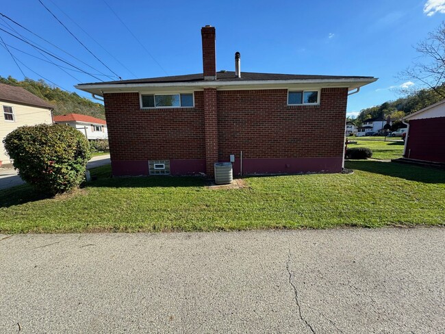 Building Photo - Updated 2 Bedroom Ranch Home in Elizabeth ...