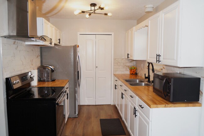 Building Photo - 6343 Cadbury Dr NW