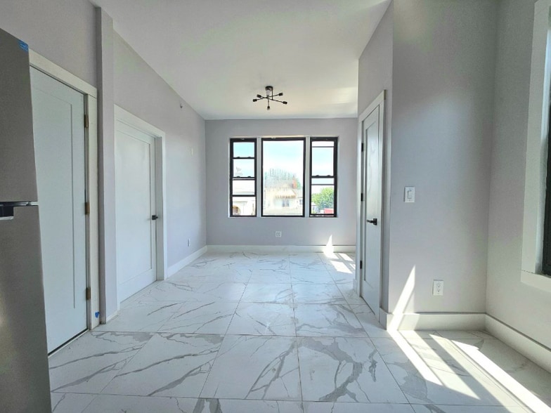 Building Photo - 226 Roseville Ave