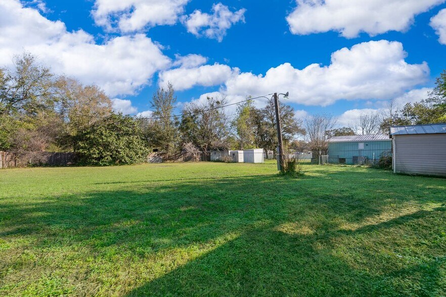 Building Photo - 101 Caroline Ave