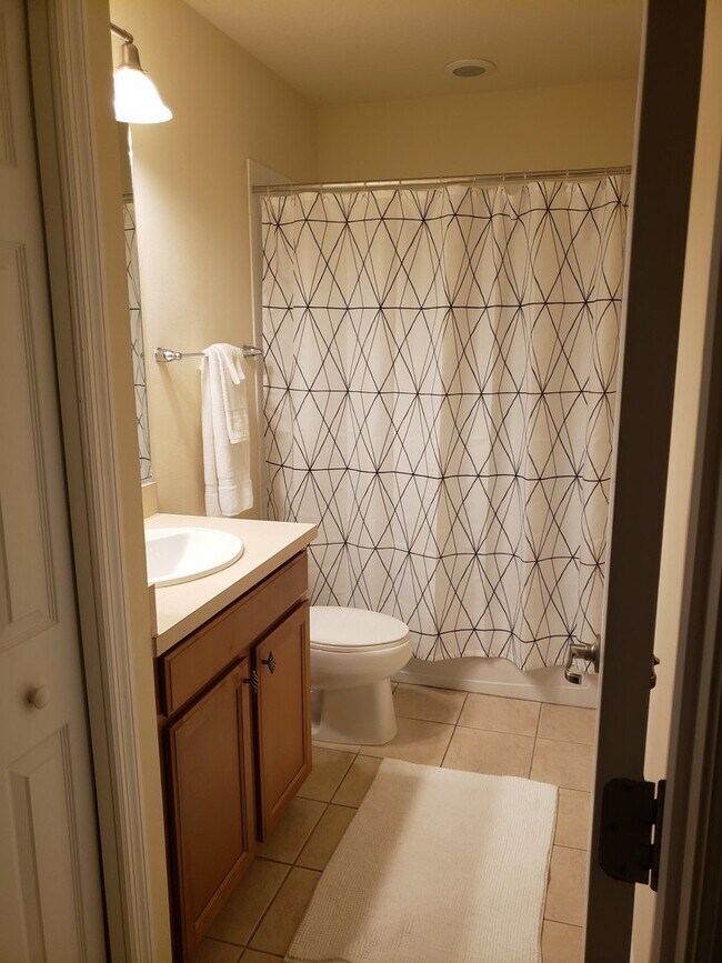 Building Photo - Lakeside Village Townhouse 2 Bedroom  2.5 Bath Available for Short-Term Rental