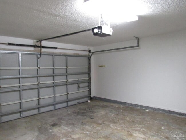 Building Photo - 2432 Gulf Breeze Ave