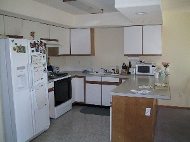 Building Photo - 3 Bedrooms, 3 Bathrooms, and Room to Spread Out