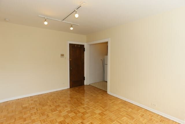 Building Photo - 629 W Belmont Ave