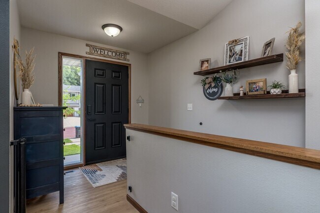 Building Photo - Stunning rambler on Tanager Road!