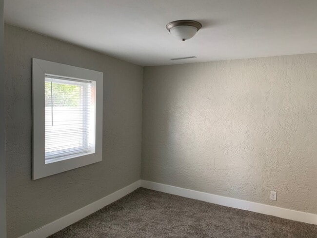 Building Photo - Beautiful 4 Bedroom 3 Bathroom Home in Wes...