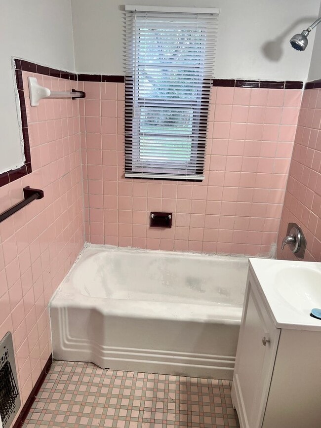 Building Photo - 2 BEDROOM 1 BATH SINGLE FAMILY HOME WITH A SEPARATE DEN (POSSIBLE 3RD BEDROOM)