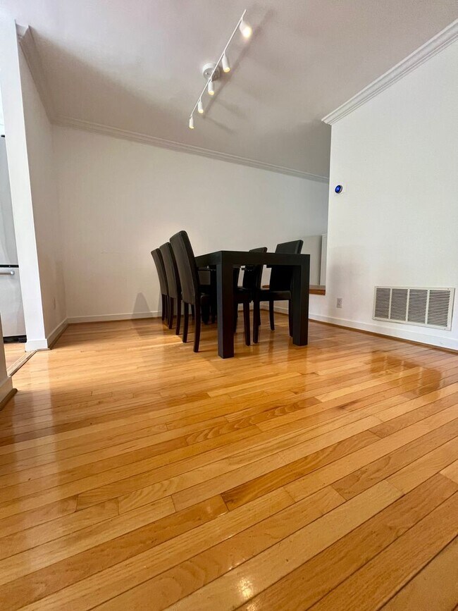 Building Photo - Luxurious 3-Bedroom Townhome in Fairmount!...