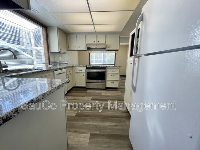 Building Photo - 324 SE 30th Ave