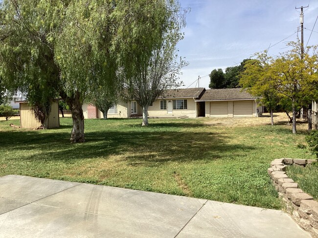 Building Photo - **NOW AVAILABLE!! COUNTRY HOME IN LOS BANOS