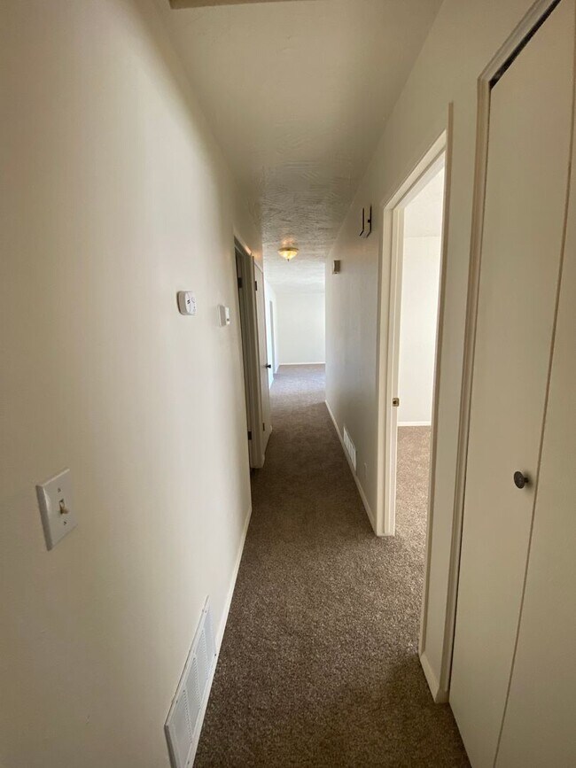 Building Photo - SINGLE FAMILY HOME ON HILLCREST (APP#72)