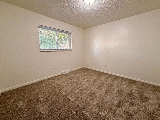 Building Photo - Lovely 5-bedroom, 2¾-bath home located in ...