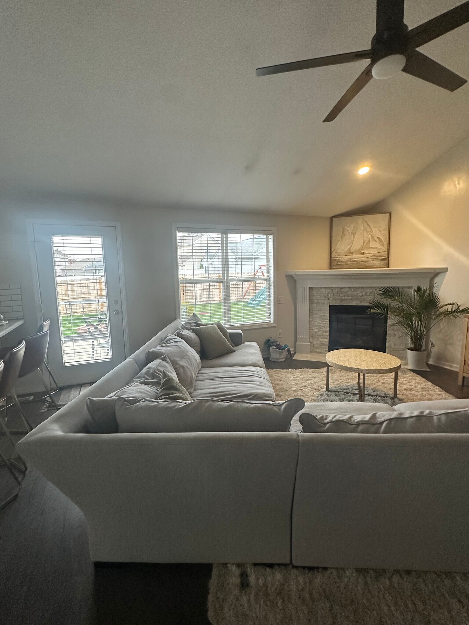 Building Photo - 9527 Acacia Psge