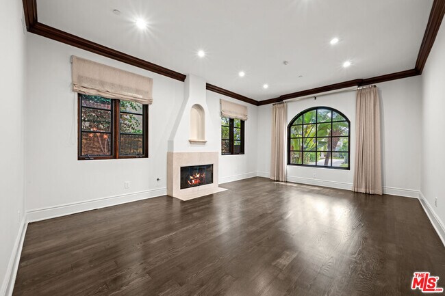 Building Photo - 305 N Palm Dr