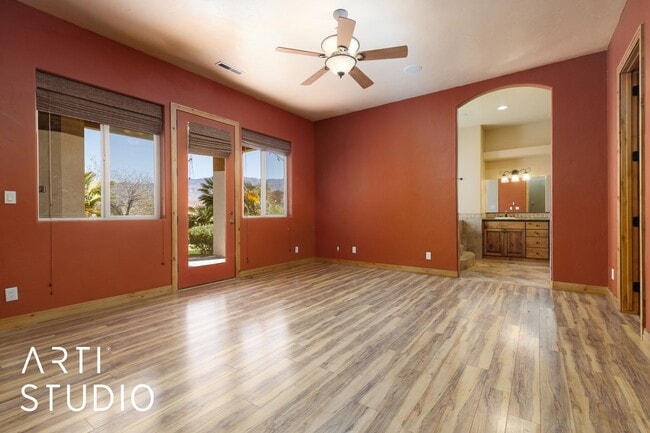 Building Photo - Beautiful 4 Bedroom, 3.5 Bath Home in Scenic