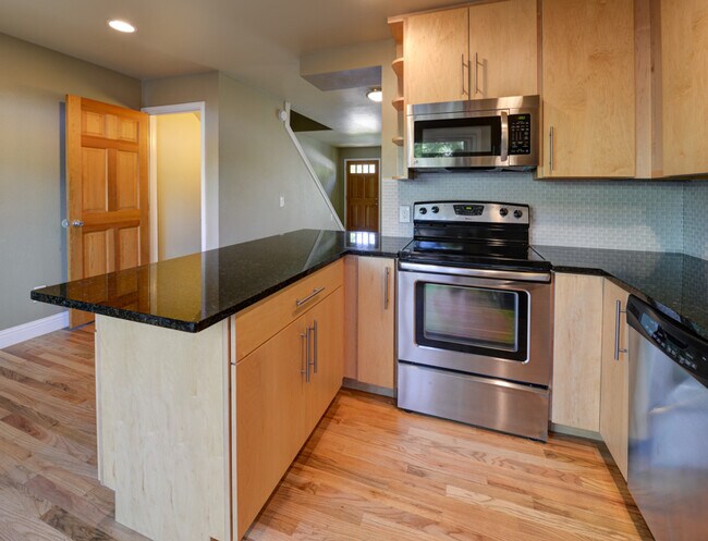 Building Photo - Updated 3 Bed 2.5 Bath North Boulder Townhome!