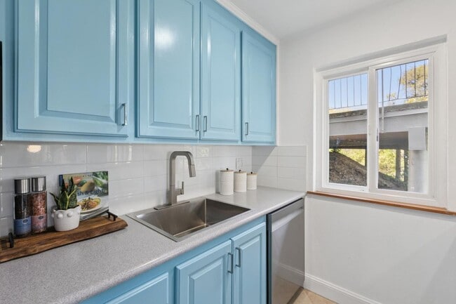 Building Photo - 2 Bedroom, 2 bathroom condo available with spectacular views of Richardson Bay!