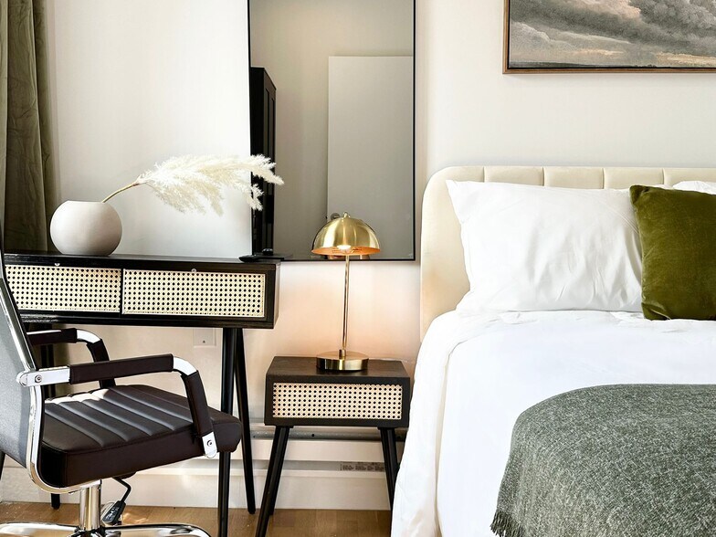 Building Photo - Furnished room/NOT APARTMENT