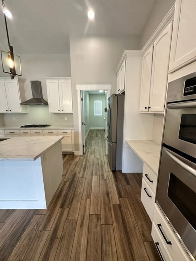 Building Photo - Beautiful Remodeled Cortina Home, 2310 sq ft, 4-bed, 2-bath home with a bonus den.