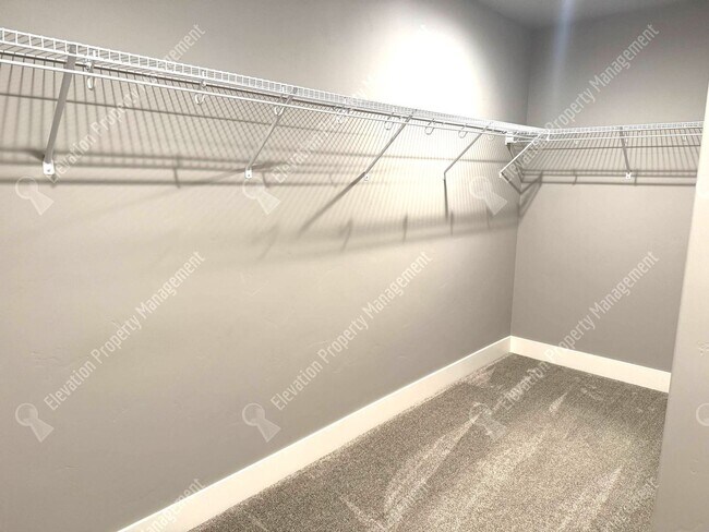 Building Photo - 4BR - 2.5 BA SE Bend home in great neighborhood with park and pool!