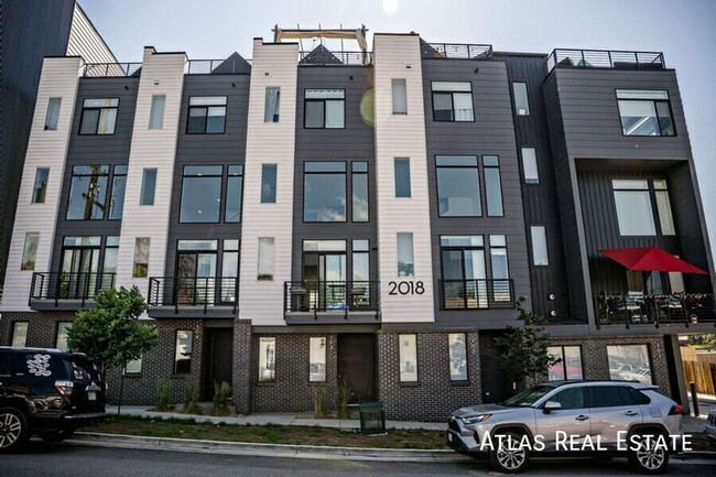 Building Photo - 2 Bed 2.5 Bath Condo in the Heart of LoHi ...