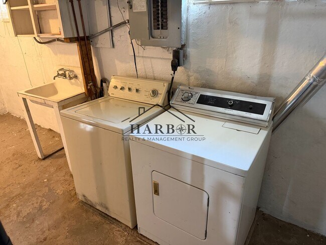 Building Photo - Newly Renovated 3-Bedroom Home - 1/2 Off f...