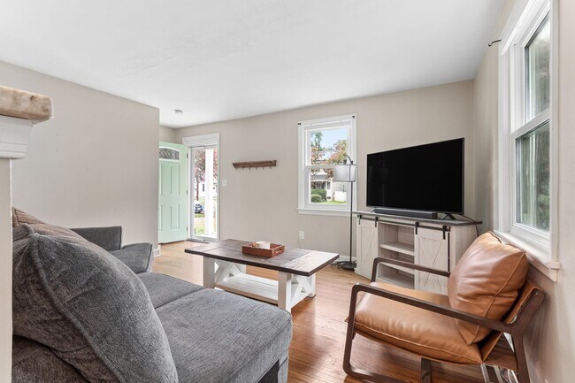 Building Photo - Renovated Bayview Beach Home!