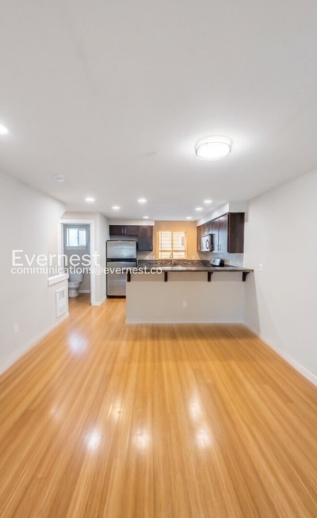 Building Photo - 3 Bed, 1.5 Bath Townhome with Fenced Yard / Vouchers Accepted / Coming Soon!
