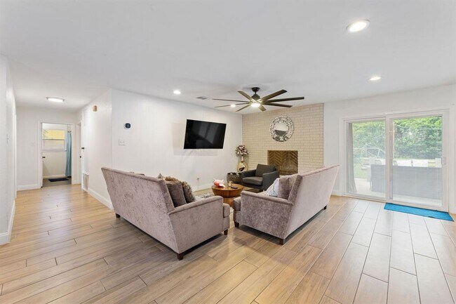 Building Photo - 201 Fairlane Dr