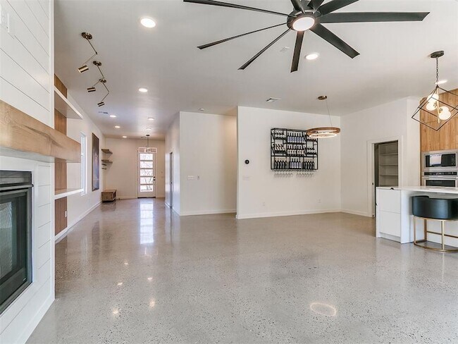 Building Photo - 605 N Idaho Ave