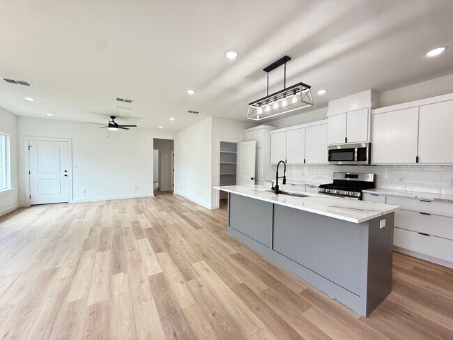 Building Photo - Spectacular Town-Home in West Lubbock!