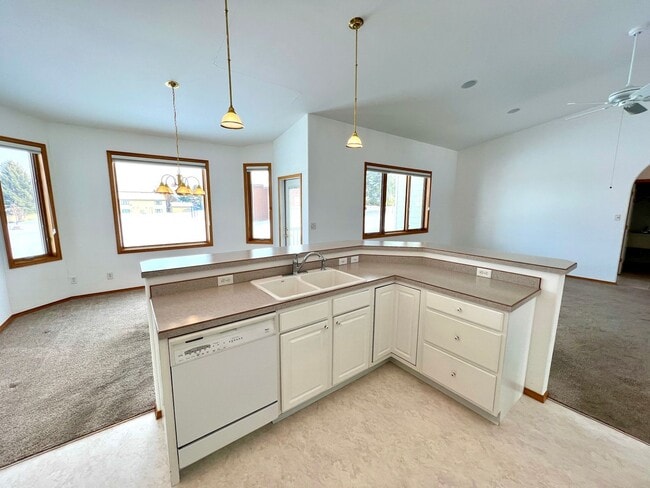 Building Photo - Dog Friendly 3 bed 2 bath Home