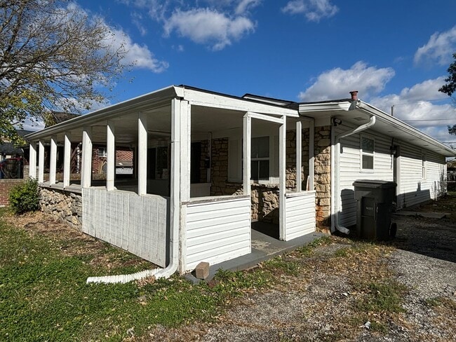 Building Photo - 4 Bed, 1.5 Bath Pet-Friendly Home with Fully Fenced Backyard