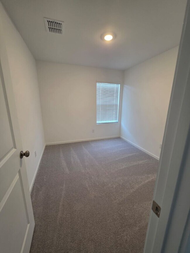 Building Photo - NEWLY BUILT 3 bedroom 2.5 Bath *2 MONTHS O...