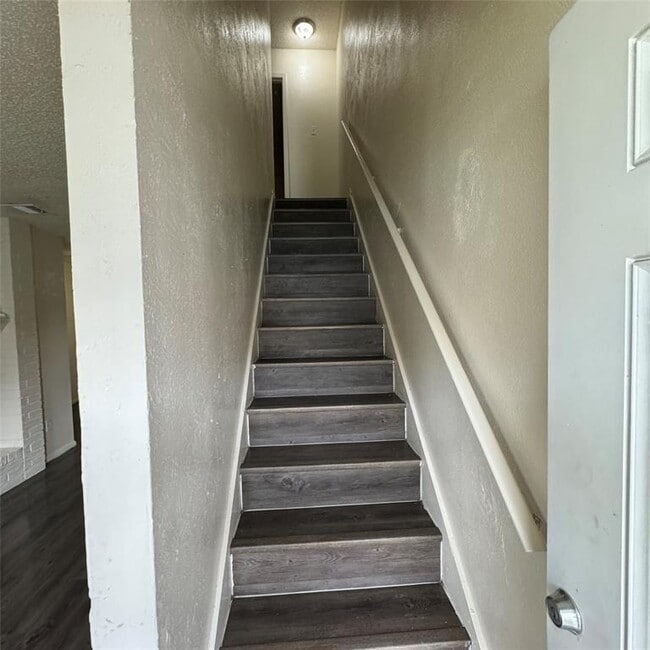 Building Photo - 6901 Wentworth Dr