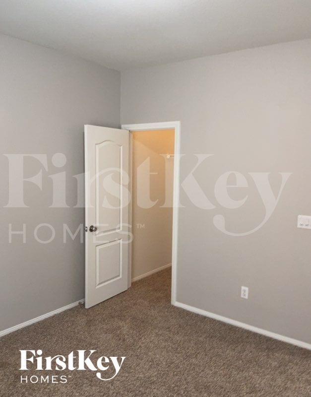 Building Photo - 1104 E Hammer Ln