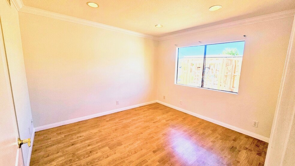 Building Photo - 1043 Thompson Ave