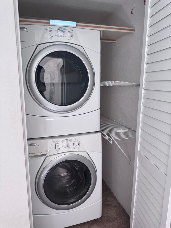 Building Photo - Woodhaven CC - Unfurnished 3br - Long Term