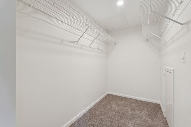 Building Photo - 7 Dunnhill Dr