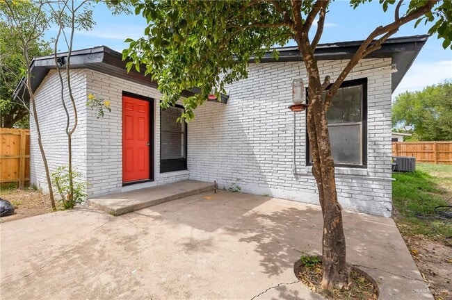 Building Photo - 14 Cummings Ave