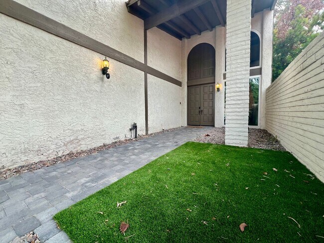 Building Photo - Hidden gem in the heart of Las Vegas