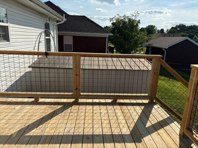 Building Photo - **Summer Ending BUT This Home is HOT**