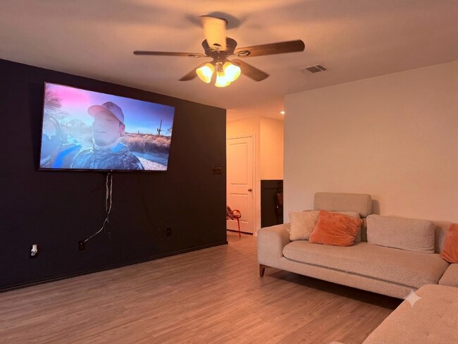 Building Photo - Modern Comfort Meets Convenient Living in San Antonio